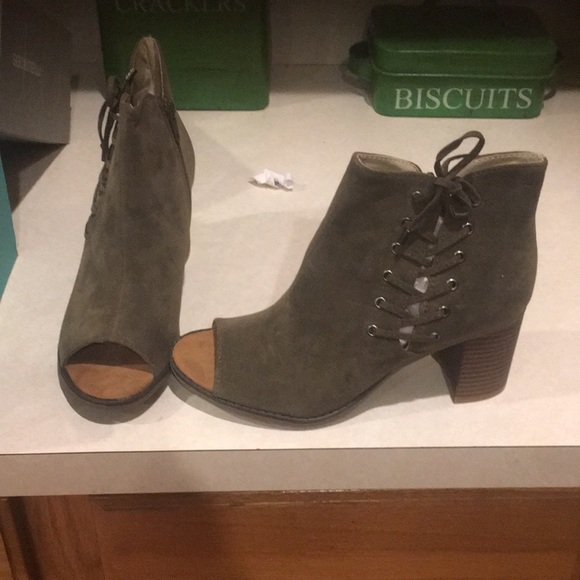 New in box with tags olive peep toed olive heels - Picture 4 of 8